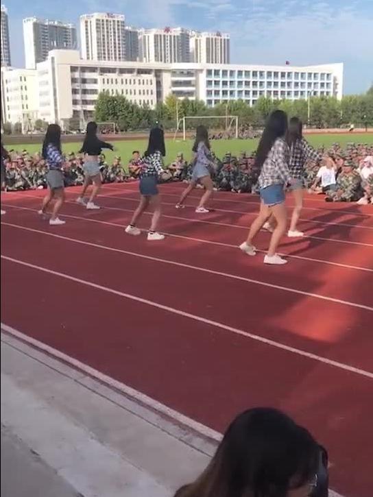 吃瓜视频军训跳舞,吃瓜视频记录军训跳舞风采
