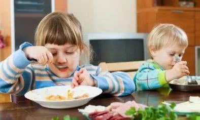 小孩耍赖吃瓜视频大全,欢乐瞬间大盘点