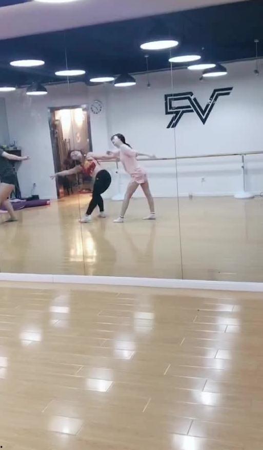 儿童吃瓜跳舞视频,小宝贝吃瓜跳舞欢乐瞬间