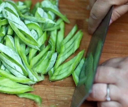 泰国大叔吃蛇瓜视频大全,视频大全揭秘神秘美食文化