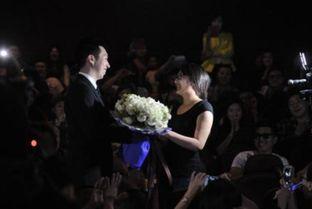 求婚电影院吃瓜视频,求婚现场吃瓜群众围观记