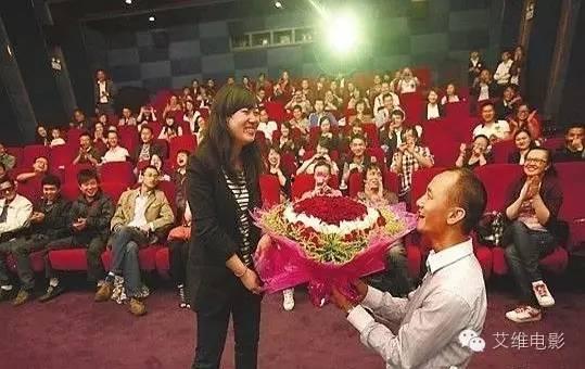 求婚电影院吃瓜视频,求婚现场吃瓜群众围观记