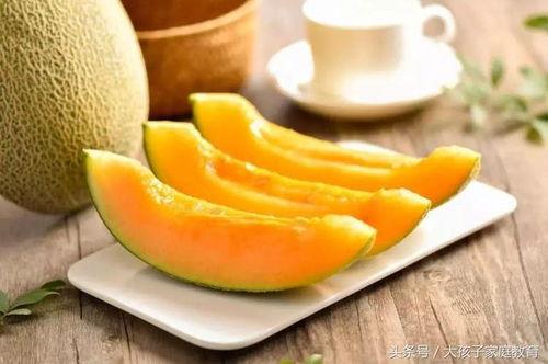 可爱宝宝吃哈密瓜视频,宝宝品尝哈密瓜的欢乐瞬间