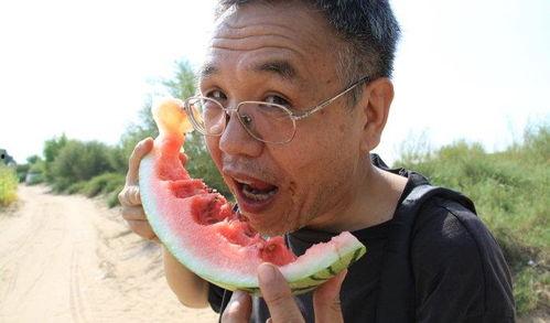 吃瓜的动作视频,一招吃瓜动作走红网络