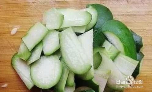 小瓜怎么切块煮着吃视频,简单美味家常菜分享