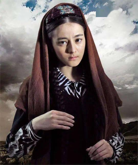 新疆网红阿娜尔罕吃瓜视频,带你领略新疆风情