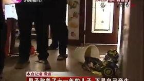 小伙吃瓜被抢视频,小伙吃瓜被抢瞬间，网友热议社会现象