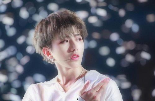 蔡徐坤和白鹿吃瓜视频,揭秘娱乐圈幕后故事